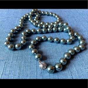 Pearl Necklace in Metallic Blue